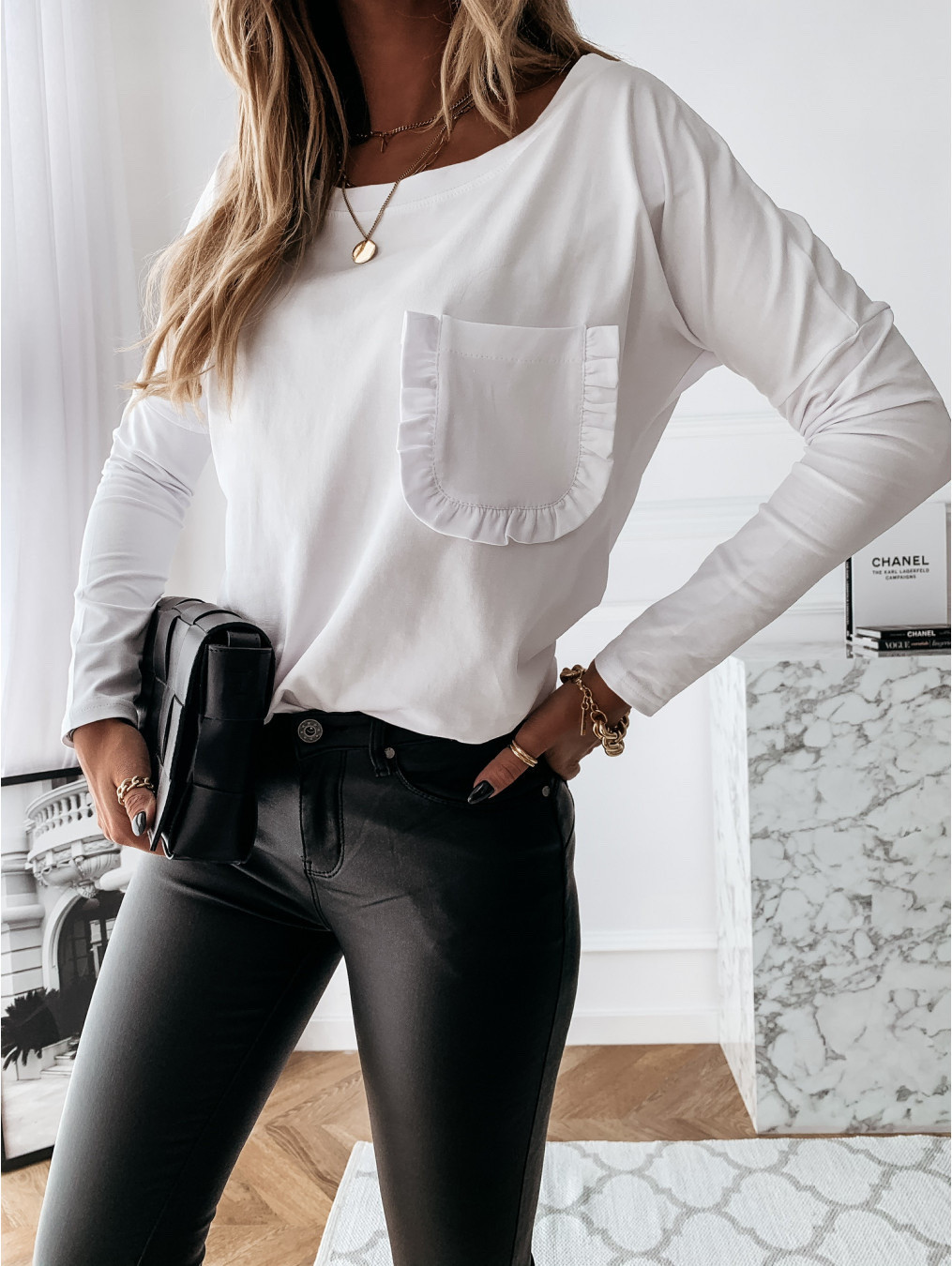 Дамска блуза с ефектен джоб 4051 бяла