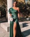 Дамска сатенена рокля с цепка L8833 тъмно зелен 