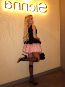 Дамска ефектна къса рокля с акцентна пола V1553 черен 