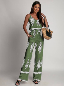 Дамски комплект топ и панталон 24224 маслено зелен 