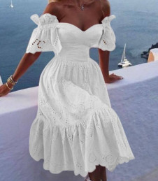 Дамска дантелена рокля с ефектно деколте 153212 бял