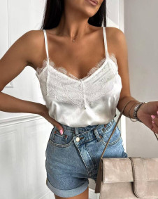 Дамски сатенен топ с дантела K8651 бял